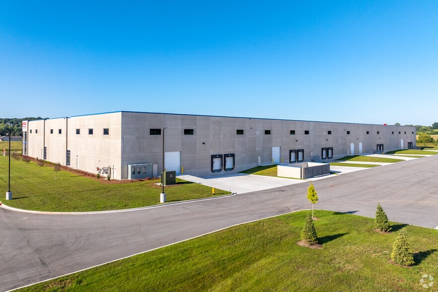 N53W25374 Highlands Court, Sussex, WI for lease - Building Photo - Image 1 of 15