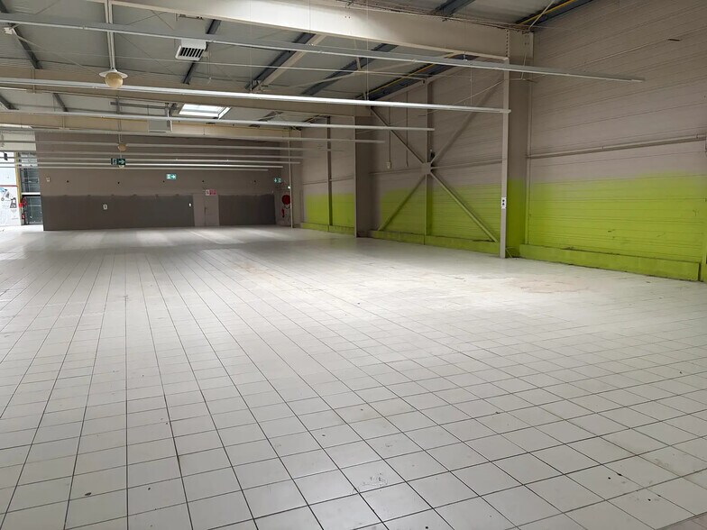 Industrial in Beaumont-sur-Oise for lease - Interior Photo - Image 3 of 6