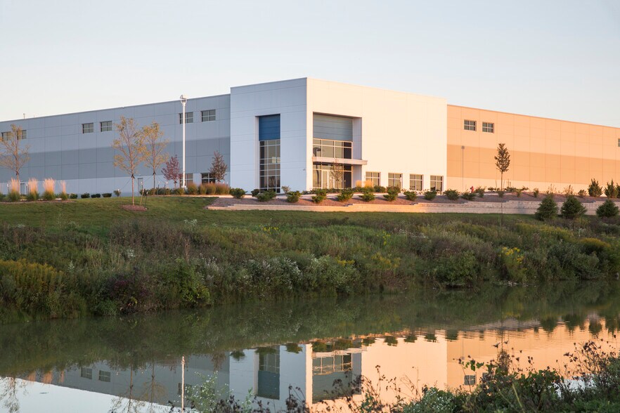 N59 W13855 Manhardt Dr, Menomonee Falls, WI à louer - Photo du bâtiment - Image 2 de 3