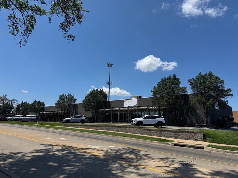 11805-11821 Westline Industrial Dr, Maryland Heights, MO for lease - Building Photo - Image 3 of 5