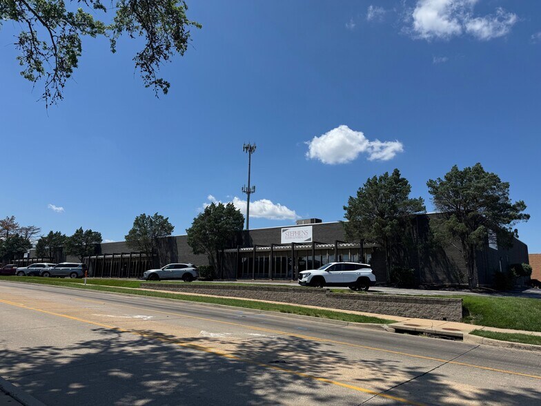 11805-11821 Westline Industrial Dr, Maryland Heights, MO à louer - Photo du bâtiment - Image 2 de 4