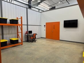 1027 Outpost Dr, Conroe, TX for lease Building Photo- Image 2 of 8