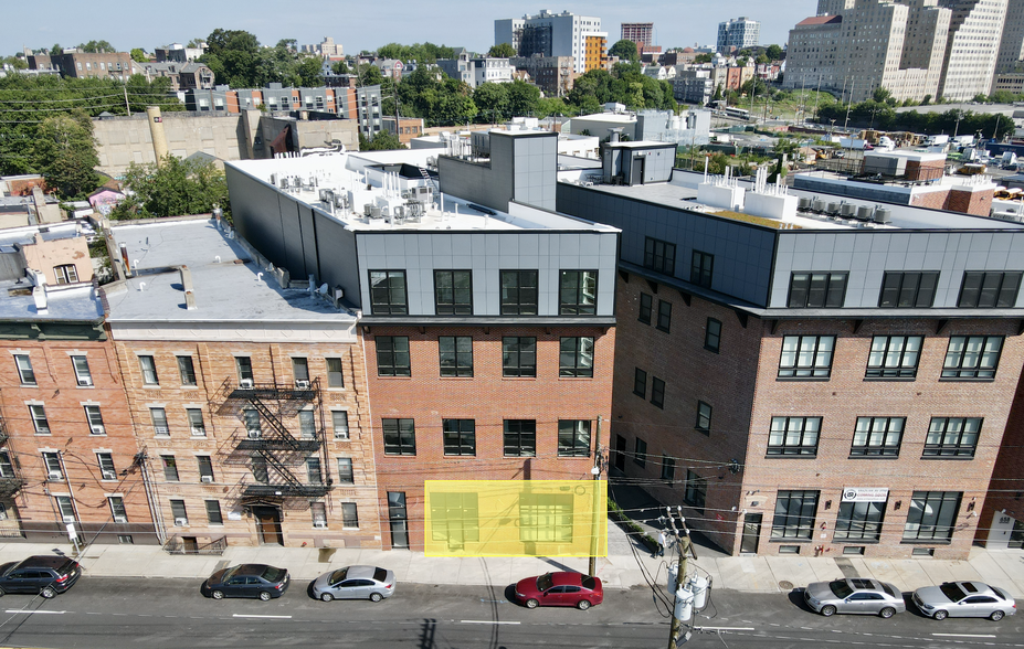 660 Grand St, Jersey City, NJ à louer - Photo du bâtiment - Image 3 de 12