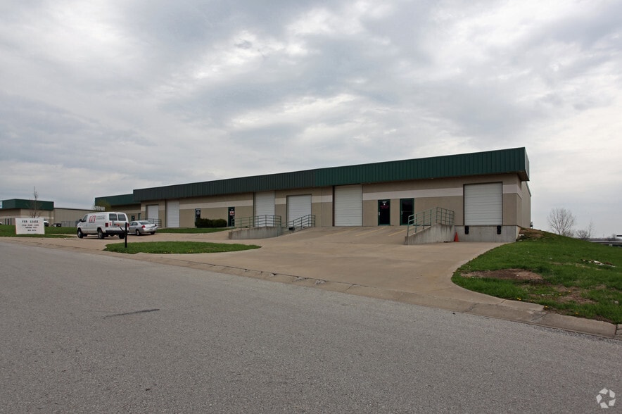 1117 Valley Ridge Ct, Grain Valley, MO for lease - Primary Photo - Image 1 of 17