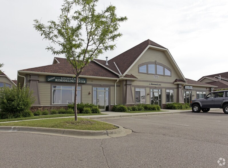 7915 Stone Creek Dr, Chanhassen, MN à louer - Photo du bâtiment - Image 2 de 5