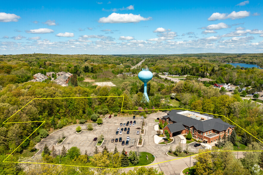 5625 Water Tower Pl, Clarkston, MI for lease - Building Photo - Image 2 of 23