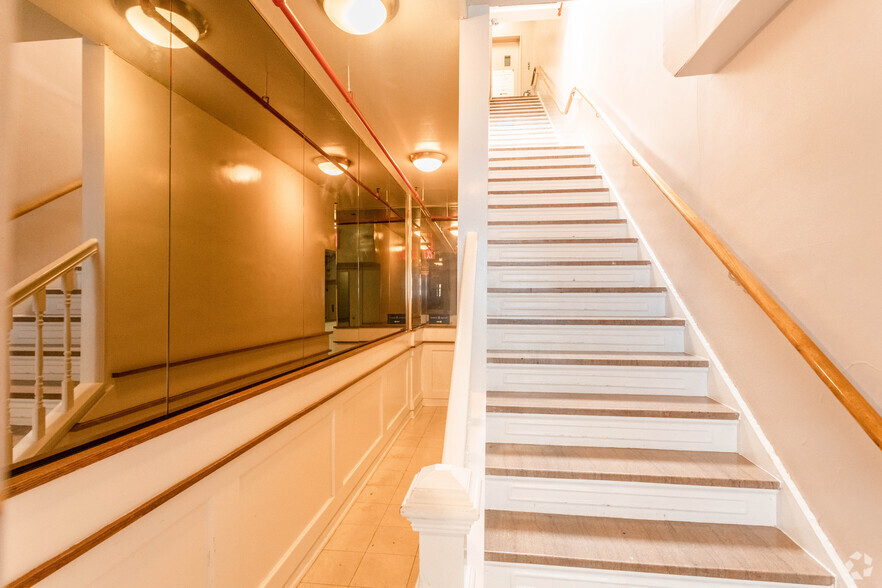 766 Madison Ave, New York, NY for lease - Lobby - Image 3 of 6