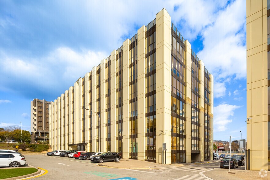 Carrer de la Constitució, 3, Sant Just Desvern, Barcelona à louer - Photo du bâtiment - Image 2 de 15