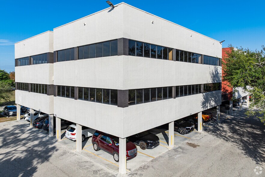 3745 Broadway, Fort Myers, FL à louer - Photo du bâtiment - Image 3 de 23