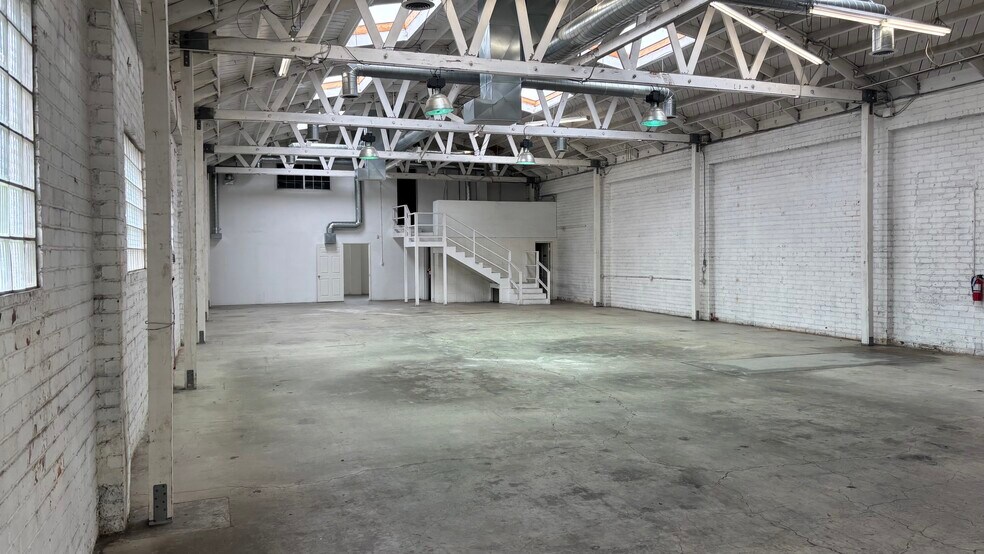 4831 W Jefferson Blvd, Los Angeles, CA à louer - Photo du bâtiment - Image 3 de 5
