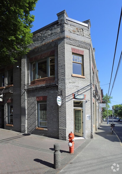 2000-2004 Fernwood Rd, Victoria, BC for lease - Primary Photo - Image 1 of 7