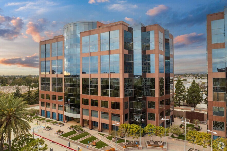 2 MacArthur Pl, Santa Ana, CA à louer - Photo principale - Image 1 de 5