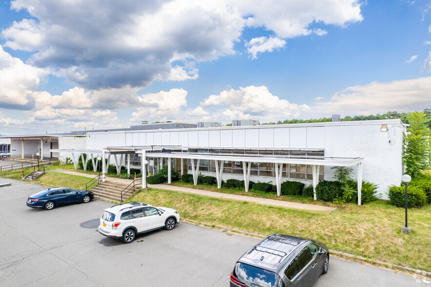 1000 N South Rd, Scranton, PA for lease - Building Photo - Image 1 of 27