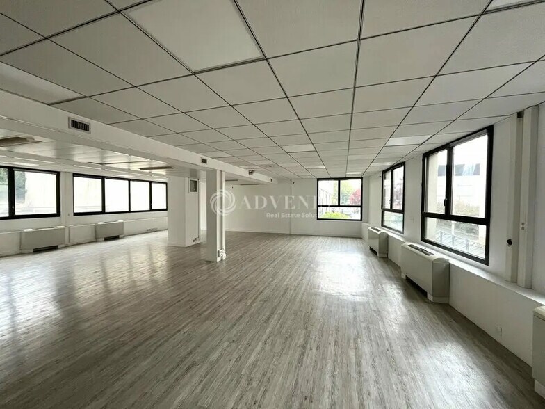 Office in Nogent-sur-Marne for lease - Interior Photo - Image 1 of 11