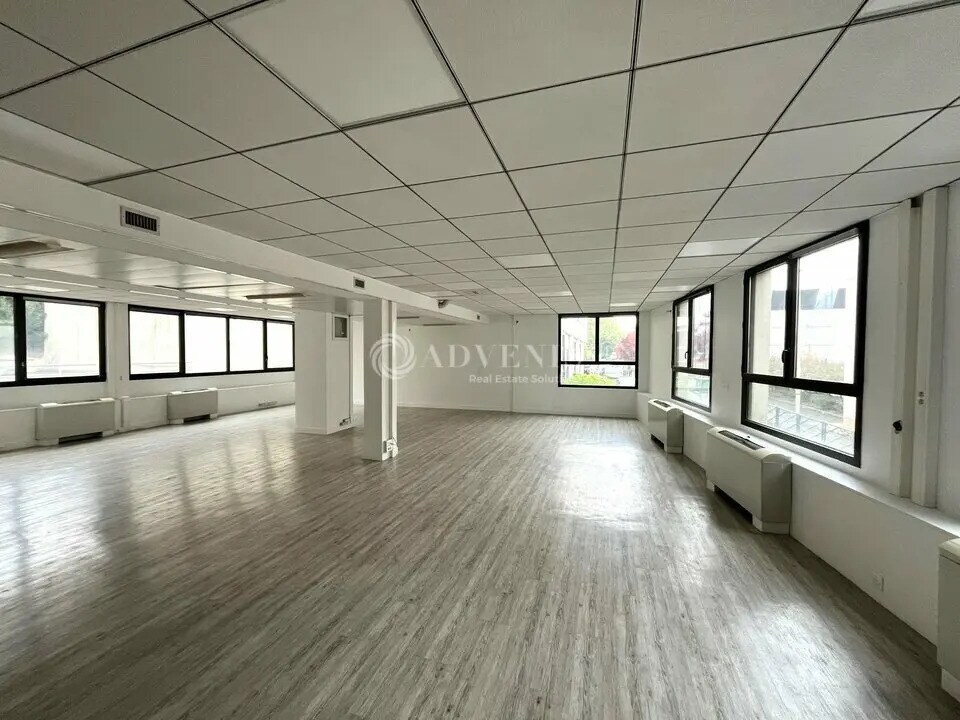 Office in Nogent-sur-Marne for lease Interior Photo- Image 1 of 12