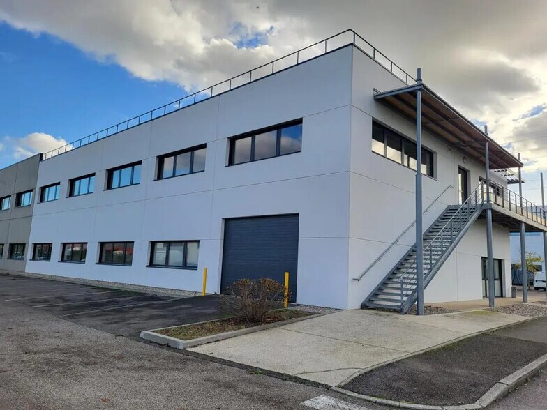 Flex dans Saint-Priest à louer - Photo du bâtiment - Image 2 de 5