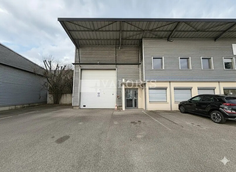 Flex in Décines-Charpieu for lease - Building Photo - Image 1 of 8