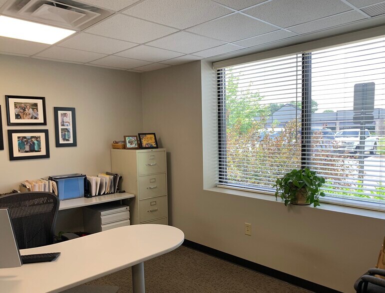 1257 Airport Pky in Greenwood Unit C & D portefeuille de 2 propriétés à vendre sur LoopNet.ca - Photo du bâtiment - Image 3 de 7