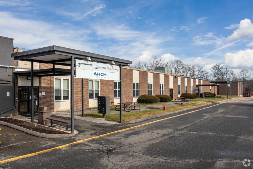 31 Pecks Ln, Newtown, CT à louer - Photo du bâtiment - Image 2 de 5