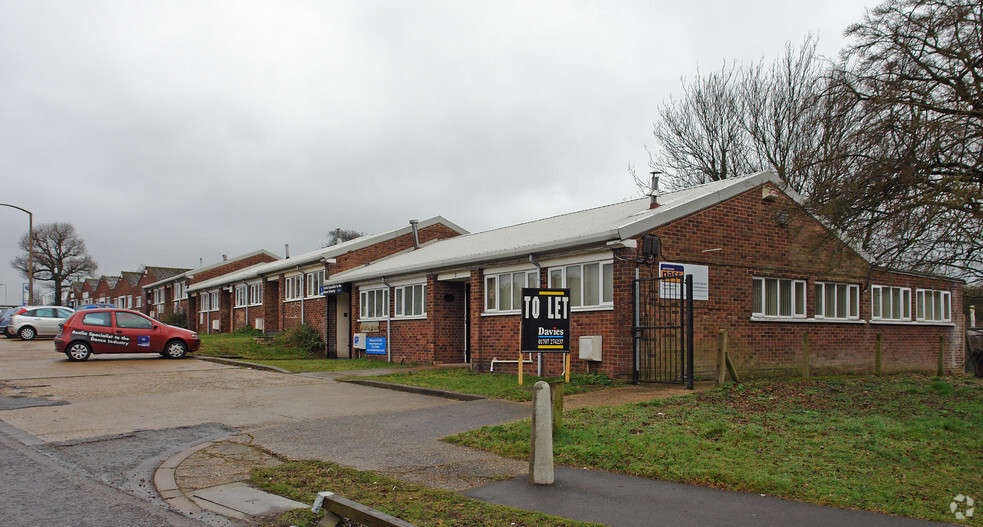 2-14 Brownfields, Welwyn Garden City for lease - Building Photo - Image 3 of 5