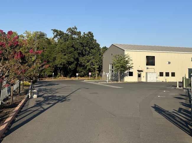 Plus de détails pour 140 Grove Ct, Healdsburg, CA - Industriel à louer