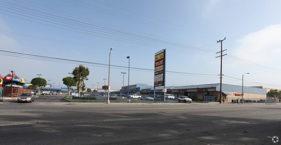 12727-12765 Van Nuys Blvd, Pacoima, CA for lease - Primary Photo - Image 1 of 8