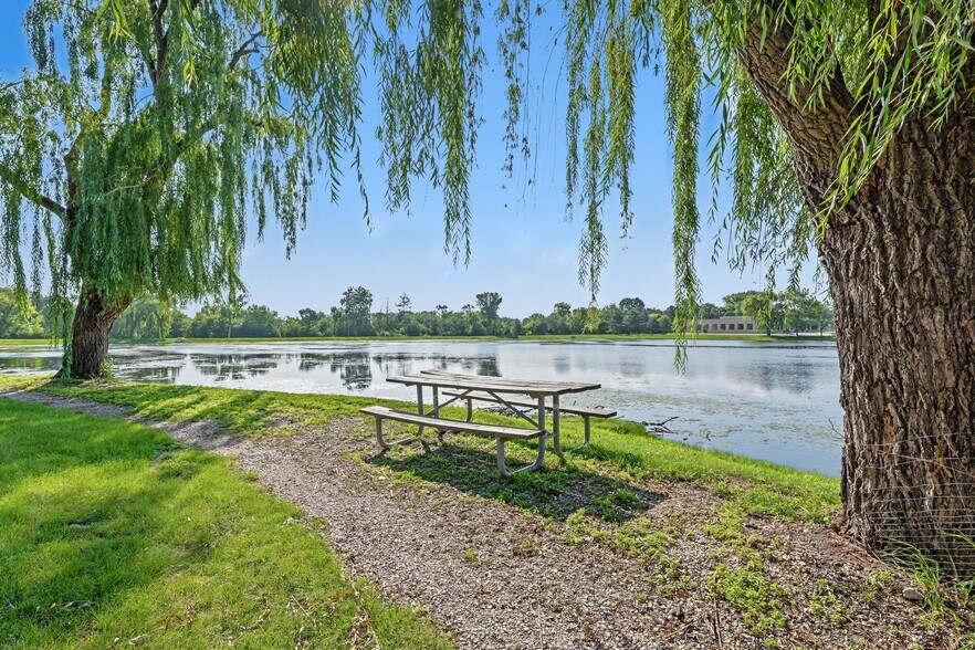 900 Technology Way, Libertyville, IL à vendre - Photo du bâtiment - Image 2 de 2