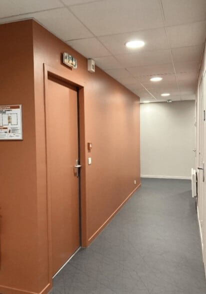 26 Rue Emile Decorps, Villeurbanne for lease - Interior Photo - Image 3 of 3
