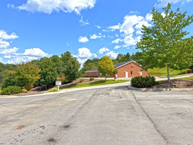 829 Davis St, Blacksburg, VA for sale - Building Photo - Image 1 of 36