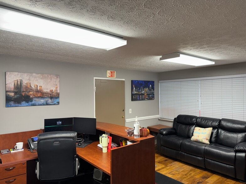 5643 Cheviot Rd, Cincinnati, OH à louer - Photo du bâtiment - Image 3 de 12