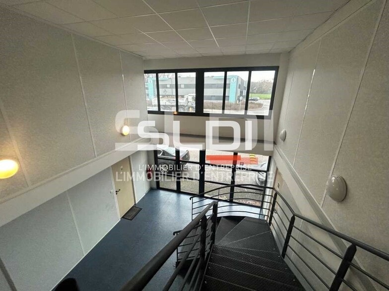 Office in Genay for lease - Lobby - Image 3 of 10