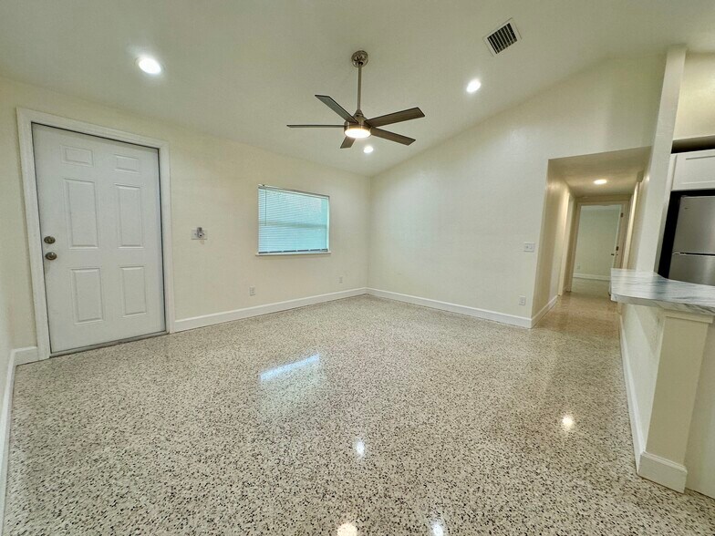 7316 NE Waldo Rd, Gainesville, FL à louer - Photo du bâtiment - Image 2 de 13