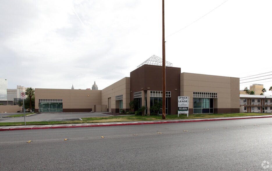 4790 Polaris Ave, Las Vegas, NV à louer - Photo du bâtiment - Image 3 de 6