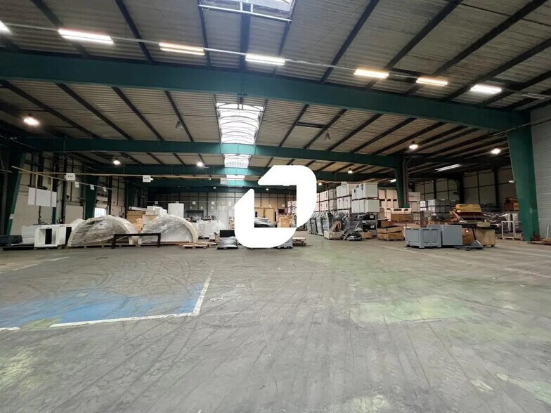 Office in Lieusaint for lease - Interior Photo - Image 2 of 8