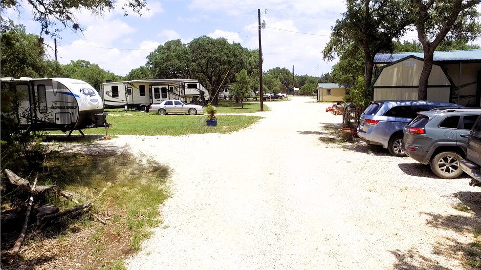 605 Lakeshore Ln, Bandera, TX à vendre - Photo du bâtiment - Image 2 de 33