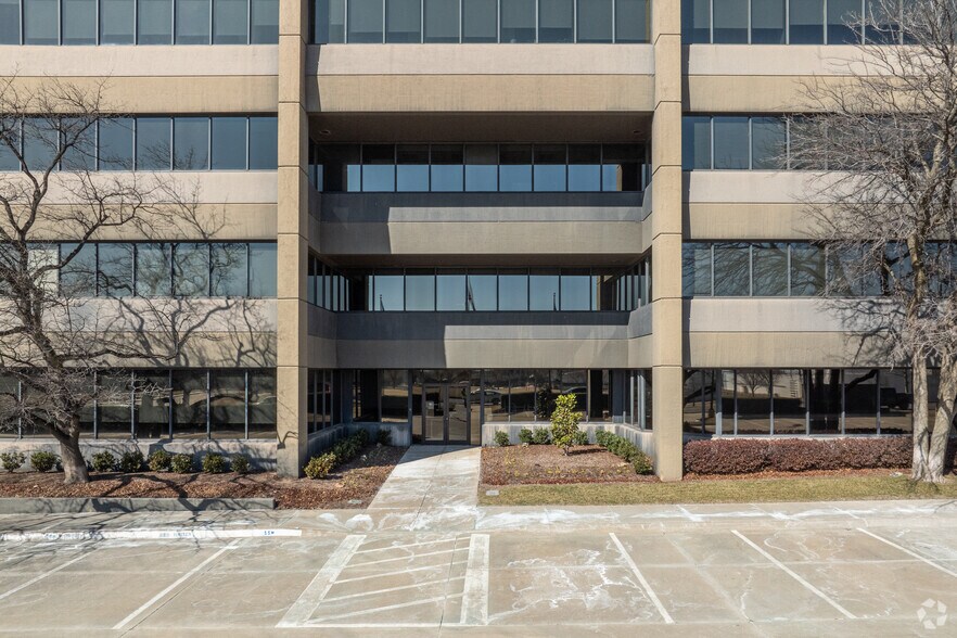 777 Nw 63rd St, Oklahoma City, OK à louer - Photo du bâtiment - Image 3 de 6