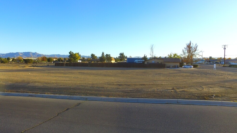 9787 11th Ave, Hesperia, CA à vendre - Photo du bâtiment - Image 2 de 18