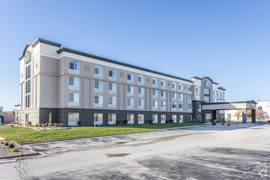 1201 Avenue H, Carter Lake, IA for sale - Primary Photo - Image 3 of 28