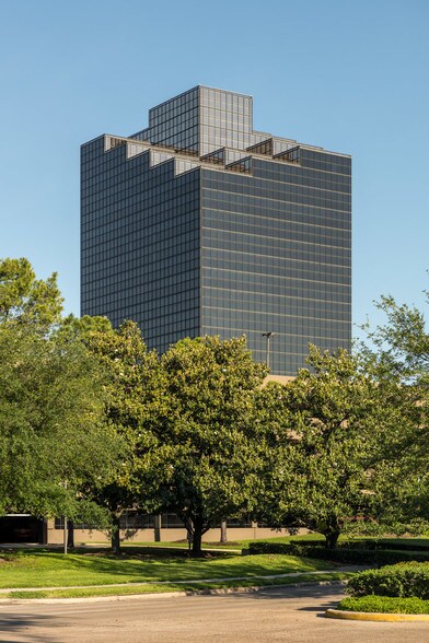 16945 Northchase Dr, Houston, TX à louer - Photo du bâtiment - Image 2 de 5