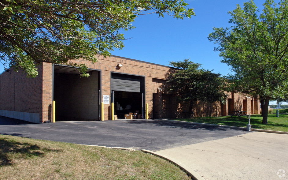 1326 S Wolf Rd, Wheeling, IL for lease - Building Photo - Image 3 of 3