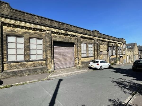 Spring Hall Grv, Halifax à louer - Photo du bâtiment - Image 2 de 2