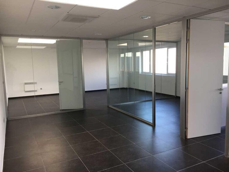 Office in Roncq for lease - Interior Photo - Image 3 of 6
