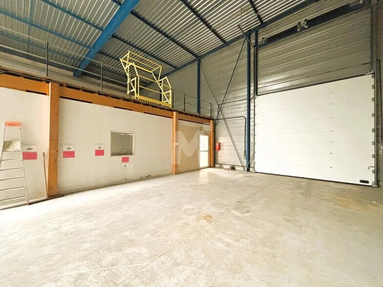 Flex in Morangis for lease - Interior Photo - Image 3 of 9