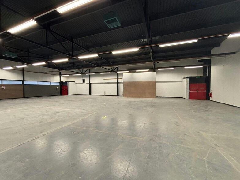 16 Macadam Pl, Irvine à louer - Photo du bâtiment - Image 3 de 6