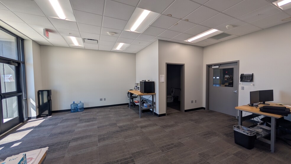 5220 N Webb Rd, Bel Aire, KS for lease - Interior Photo - Image 3 of 7