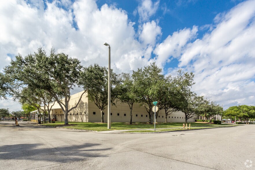 17100 NW 59th Ave, Hialeah, FL à louer - Photo principale - Image 3 de 14