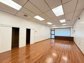 6938 Myrtle Ave, Glendale, NY à louer Photo intérieure- Image 2 de 20