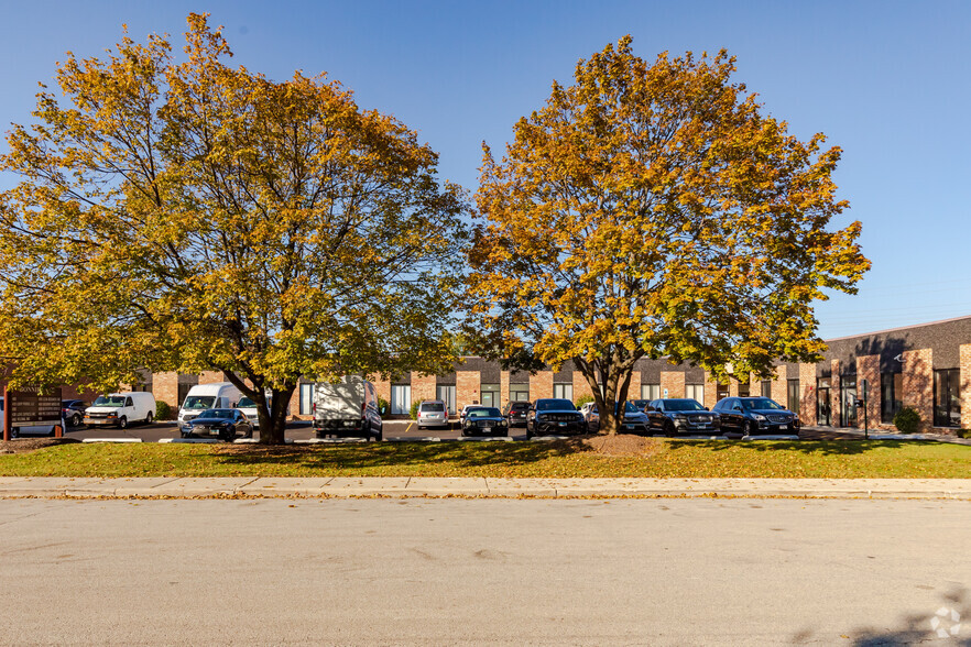 400-490 Bonnie Ln, Elk Grove Village, IL à louer - Photo du bâtiment - Image 3 de 8