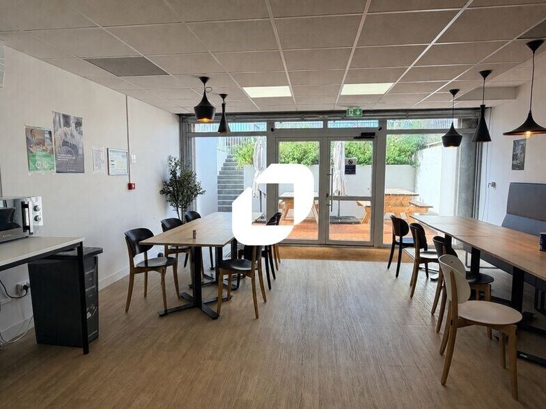 Office in Les Ulis for lease - Building Photo - Image 2 of 24