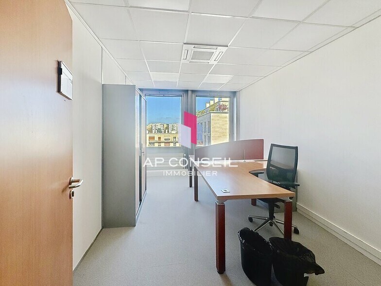 Office in Versailles for lease - Interior Photo - Image 3 of 14